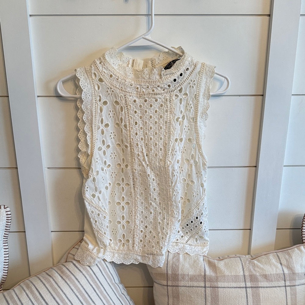 Elegant White Lace Sleeveless Top